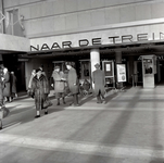 152570 Afbeelding van de ingangscontole bij de perrontunnel in het N.S.-station Rotterdam C.S. te Rotterdam.